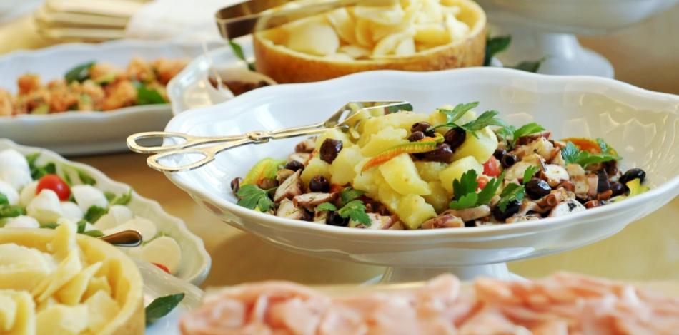 Piatto di antipasti italiani con salumi, formaggi e insalata di mare.