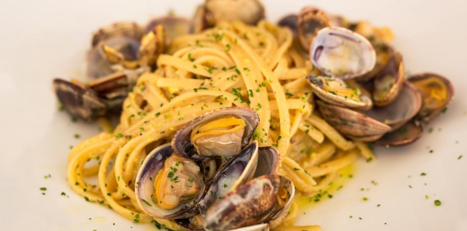 Linguine con vongole, condite con prezzemolo e olio d'oliva, piatto tipico italiano.
